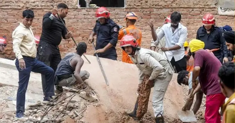নয়াদিল্লিতে ছয়তলা ভবন ধস